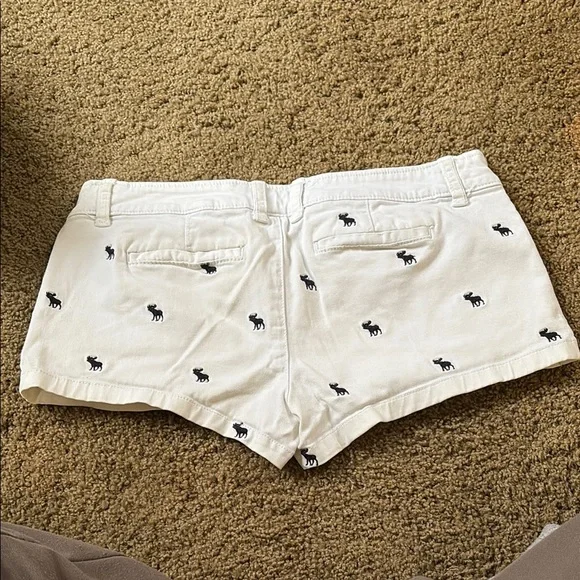 Abercrombie & Fitch White Jean Shorts with Moose Logo - Picture 4 of 4
